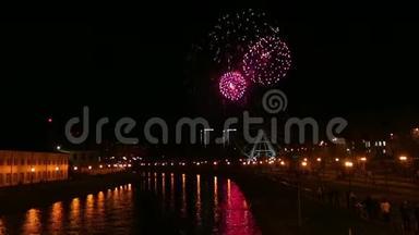 河堤上夜空中璀璨的节日烟火